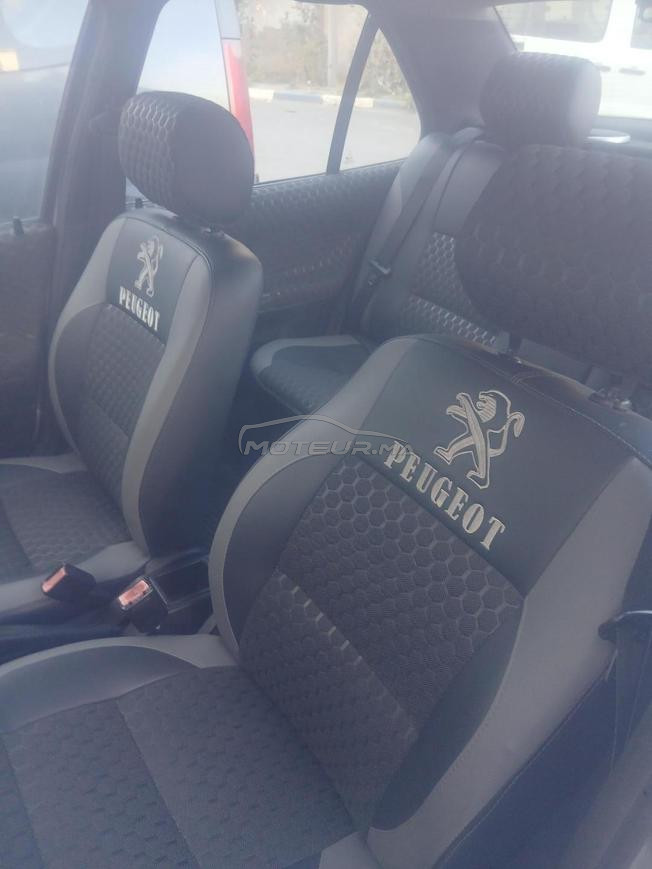 voiture Peugeot en bon état général