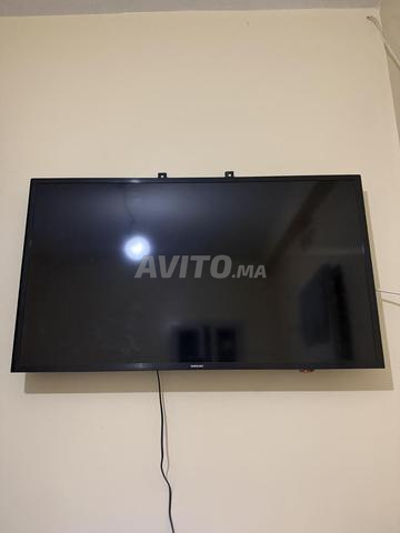 TV Samsung 43 pouces Smart TV petit trait - 2