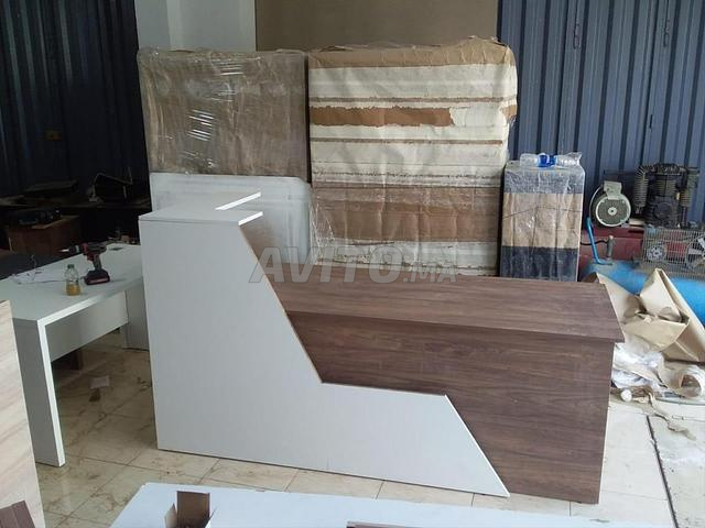 BUREAU DE RÉCEPTION AVEC CAISSON