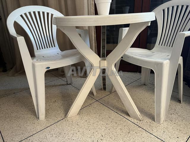 Table avec 2 chaises en plastique à vendre - 2