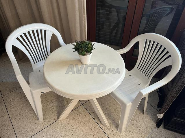 Table avec 2 chaises en plastique à vendre