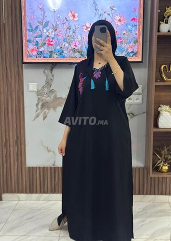 Robe avec tablier brodé - 2