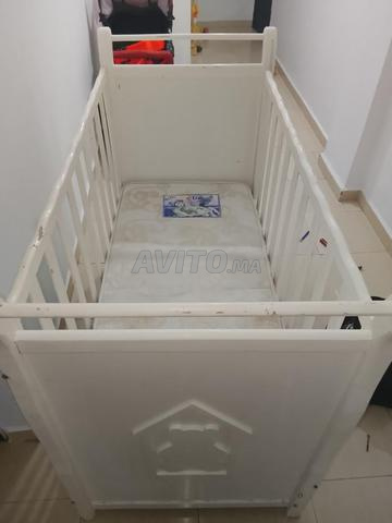 Lit bébé en bois avec matelas et tiroirs. Bon état - 2