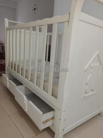 سرير أطفال خشبي مع مرتبة ودرج. الحالة جيدة جداً
