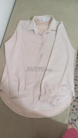 👚 قميص باللون البيج مع توب أبيض