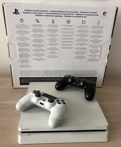 PS4 SLIM & 2 MANETTES & Compte avec FIFA 2025