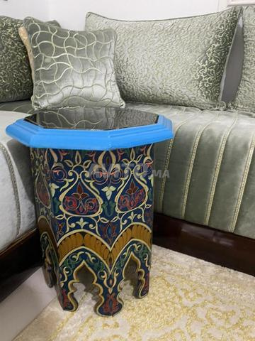 Table ronde artisanale avec 4 petites tables