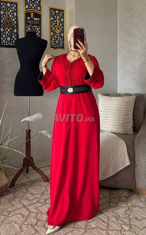 Caftan marocain authentique aux couleurs distinctives et coupes élégantes