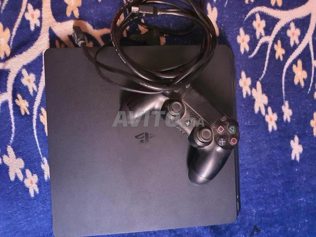 PS4 slim, encore neuf, très propre, 500 Go SSD