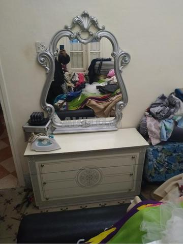 Chambre à coucher presque neuve et lit gratuit - 2