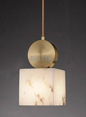 Suspension luxueuse en marbre avec support doré