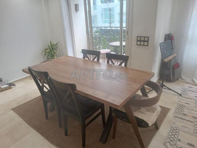 Table plateau bois pieds métal noir et 6 chaises