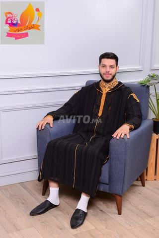 Jellabas marocaines élégantes avec broderie dorée distinctive. - 2