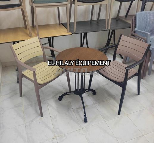 كراسي جديدة للمقهى