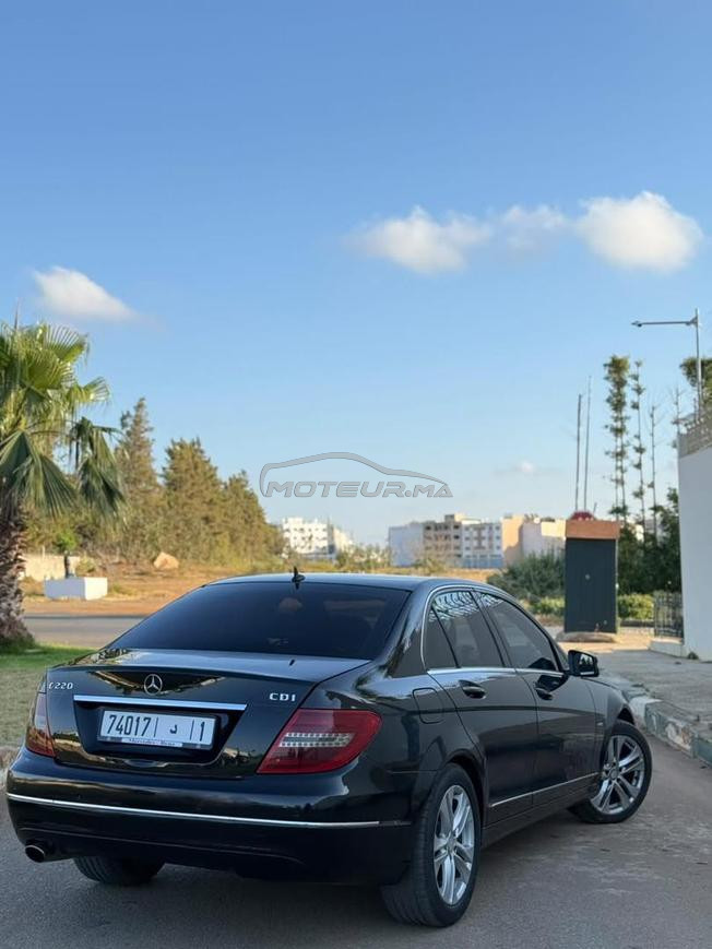 سيارة مرسيدس نقية