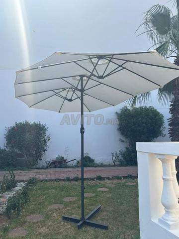 Parasol à vendre avec son socle - excellent état