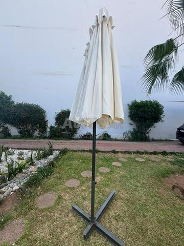 Parasol à vendre avec son socle - excellent état - 2