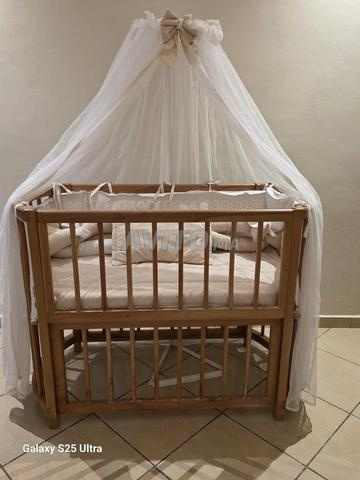 Lit bébé avec matelas et deux tours de lit - 2