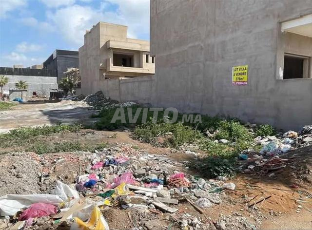 أرض فيلا استثنائية 376 متر مربع – واجهتان – قرب شاطئ عين السبع