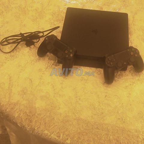 PS4 Slim avec 2 manettes et câble - 2