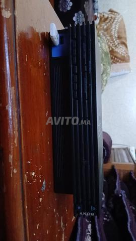 PlayStation à vendre en bon état avec jeux et deux manettes - 2