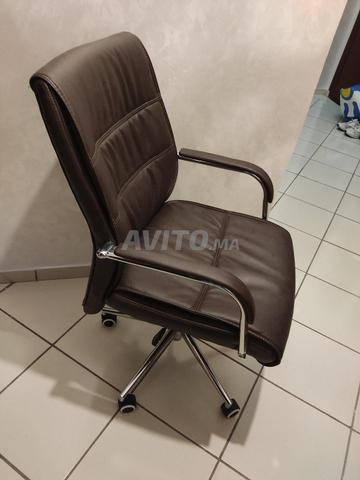 Chaise d'occasion utilisée pendant 15 jours, propre - 2