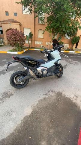 Honda X-ADV 750 2025 Gris Nardo Excellent état - 2