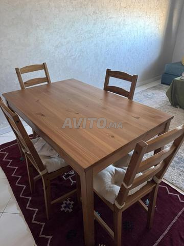 Table et 4 chaises, vernis effet pin naturel