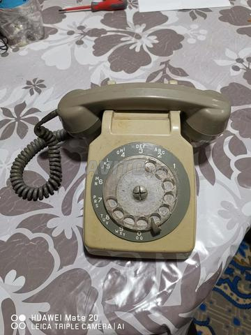 هاتف ثابت طراز قديم
