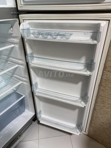 ثلاجة مع فريزر بحالة ممتازة - 2