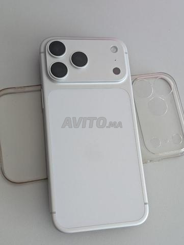 iPhone 17 pro max sim
