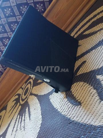 Xbox 360 encore propre 128 Go 2 manettes 17 jeux
