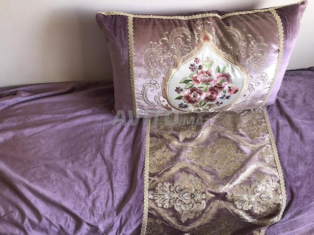 4 banquettes brodées et 15 coussins - 2