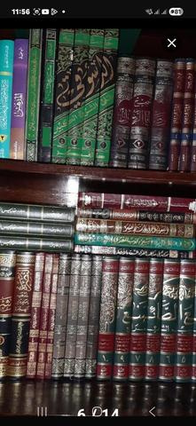 مكتبة وآلاف الكتب.