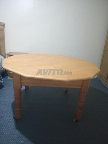 Grande table de salon neuve à vendre à Tanger. Contactez-moi si vous êtes intéressé.