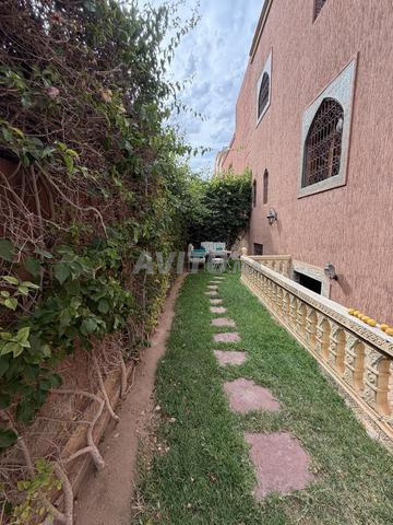 Villa trois façades à vendre avec piscine - 2
