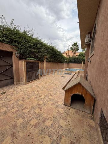 Villa trois façades à vendre avec piscine