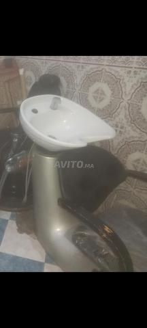 Deux fauteuils de coiffure et un fauteuil de lavage de cheveux - 2