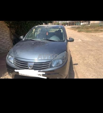Dacia Sandero. Pour contact.