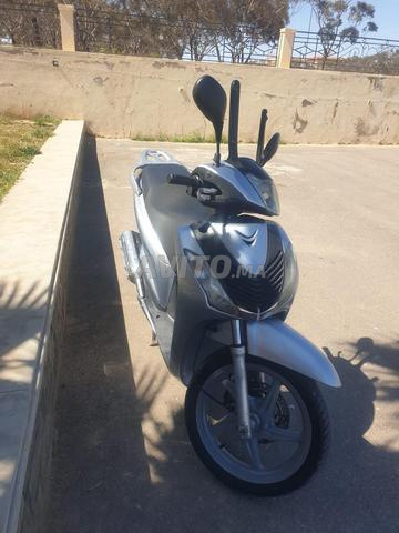 Joli scooter Honda SH - 2