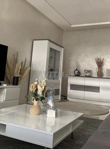 Buffet et vitrine avec éclairage intégré.