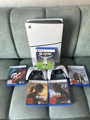 PS5 Standard, 2 Manettes et 6 Jeux. Excellent état.