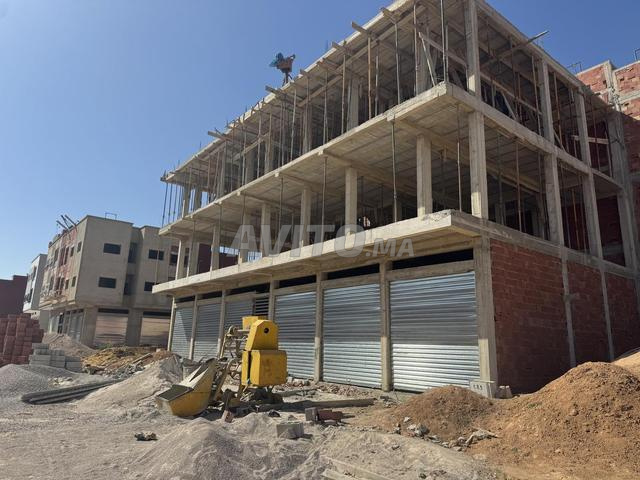 Magasins à vendre, chacun de 30 m², sur une rue de 20m