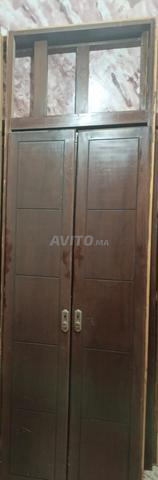 Une grande armoire murale et deux petites