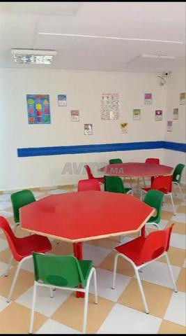 طاولة ملونة للأنشطة الجماعية