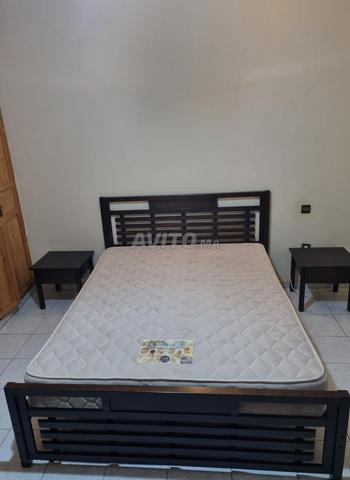 Lit double avec 2 tables de nuit – Bon état