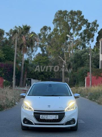 Peugeot 208 modèle 2017, très bon état à Ain Aouda
