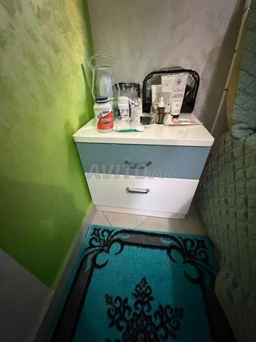 سرير مع طاولة جانبية ومرتبة طبية - 2