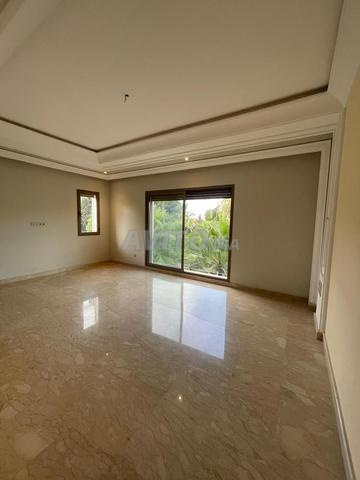 Villa à louer vide, très haut standing.