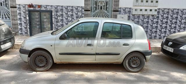 Renault Clio Essence Manuelle 2000 à Sidi Rahal